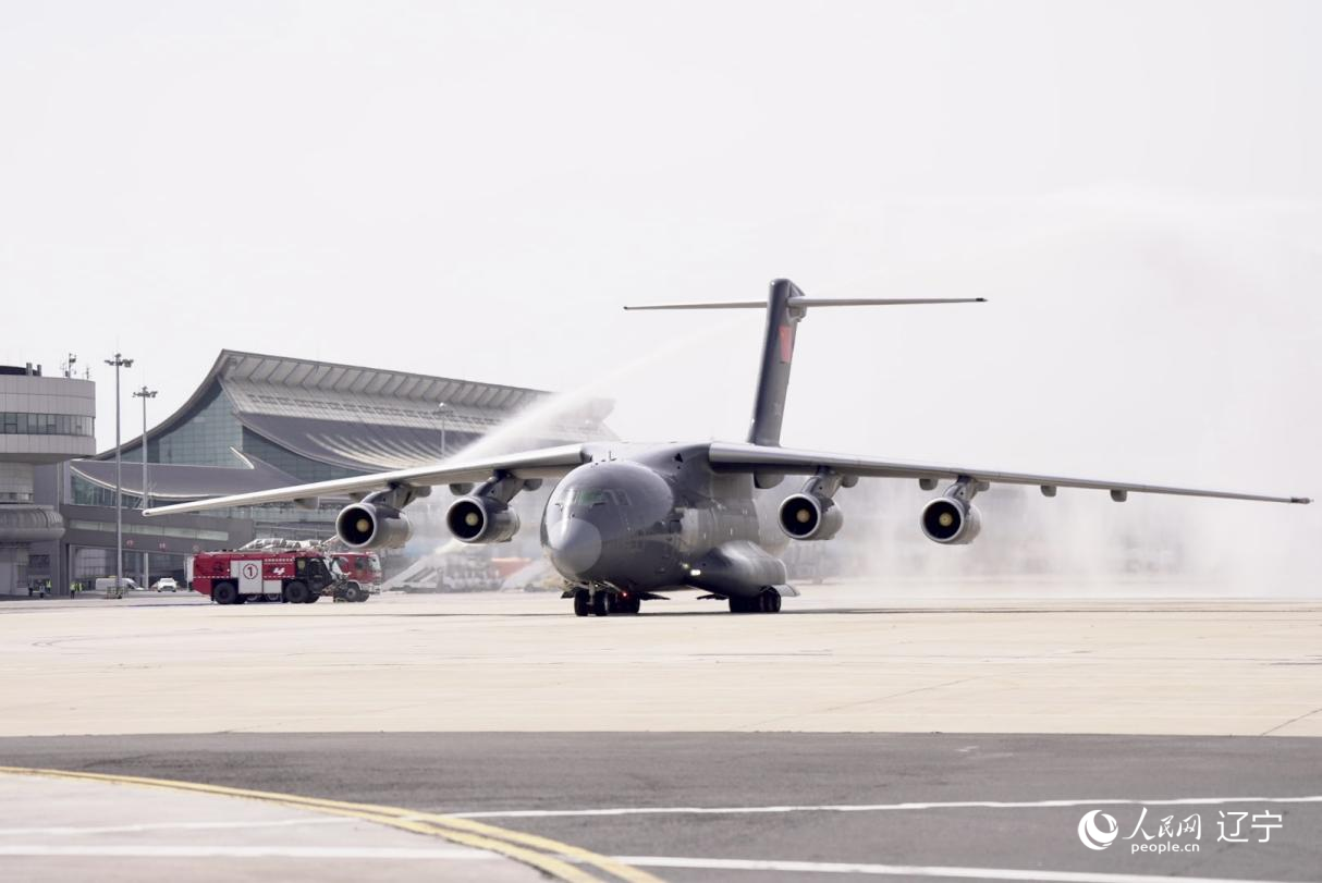 沈陽桃仙國際機(jī)場以“過水門”最高禮遇迎接英烈回家。人民網(wǎng)記者 邱宇哲攝