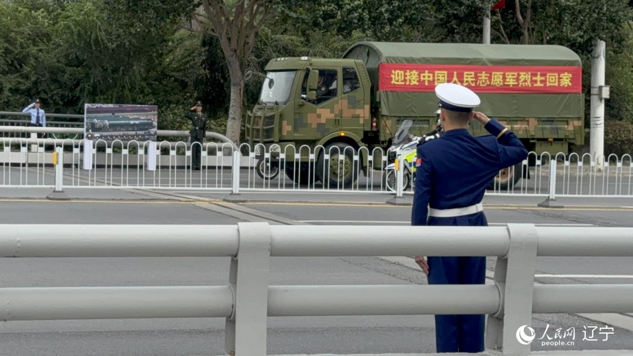 沈陽市渾河橋東側(cè),擺放著東風(fēng)—5C導(dǎo)彈的受閱照片。人民網(wǎng)記者 湯龍攝