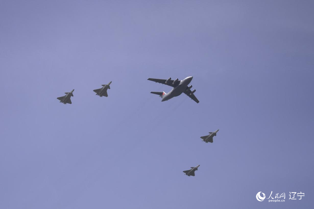 執(zhí)行第十二批在韓中國人民志愿軍烈士遺骸轉(zhuǎn)運(yùn)任務(wù)的運(yùn)-20進(jìn)入中國領(lǐng)空后,首次采用“五機(jī)編隊(duì)”的方式,由4架殲-20伴飛護(hù)航,與往年相比護(hù)航規(guī)格更高。人民網(wǎng)記者 邱宇哲攝